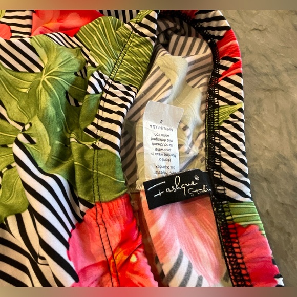 Fashque Studio Skirt size S ,very pretty ,has elastic, ruffle skirt.Made in USA. - Picture 5 of 6